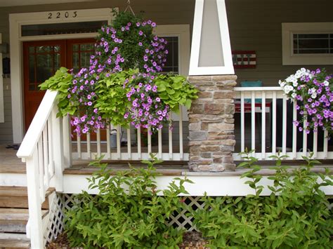 I'm actually thinking i'll end up doing something similar to what she has here, because there isn't room for much else (though, she's got a whole beautiful front porch that you can see in her post!). Pin by Susan Parks on Gardening | Front yard landscaping ...