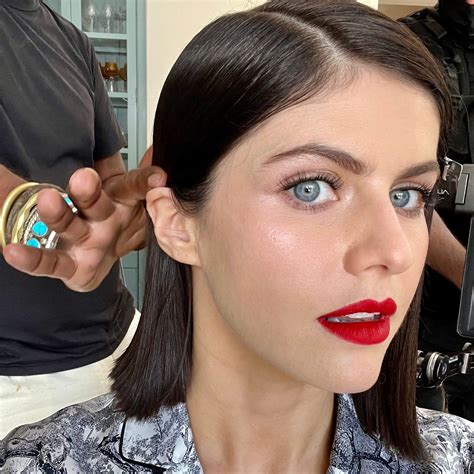 Alexandra Daddario Served Ethereal Emmys Glow With This Sustainable Nz