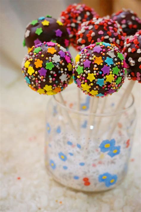 An easy chocolate cake pop maker recipe included. Cheddarina: Cake Pops Recipe- Using a Silicone Cake Pop Mould