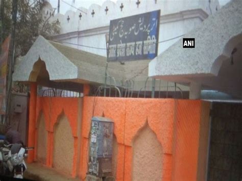 Haj House In Lucknow Painted Saffron Yogi Govt Draws Flak Oneindia News