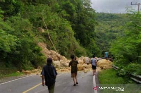 Hingga saat ini sudah ada 28 gempa susulan, dan bmkg mengenali 3 dari sumber gempa yang thrust mamuju terlihat naik dari mandar, majene, mamuju, dan ini merupakan sesar yang sangat meski ada potensi gempa susulan, dia mengharapkan gempa utama yang terjadi dini hari sudah. 7 Gempa Bumi Hari Ini, 4 Terjadi di Sulawesi dan Sebabkan ...