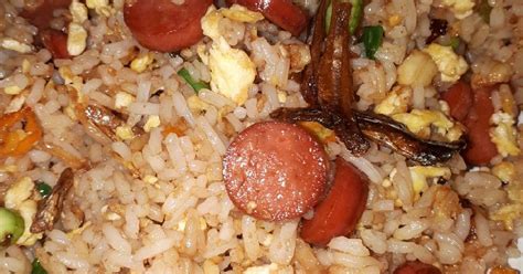 Satukan semua bahan di dalam satu bekas dan kemudian tuang air panas dan air biasa yang disatukan sedikit demi sedikit sehingga sesuai goreng di dalam minyak yang panas sehingga keperangan, angkat dan toskan. Cara Membuat Nasi Goreng Spesial Buat Pacar