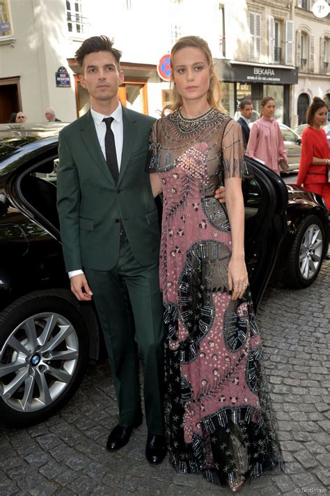 Brie Larson et son fiancé Alex Greenwald Défilé Valentino collection