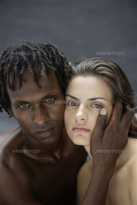 20代白人女性と黒人男性のビューティーイメージ[30018001406]｜ 写真素材・ストックフォト・画像・イラスト素材｜アマナイメージズ