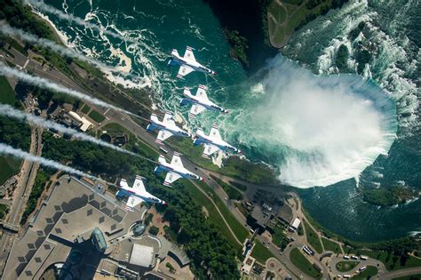 Gorgeous Photos Of The Us Thunderbirds Flying Over Niagara Falls