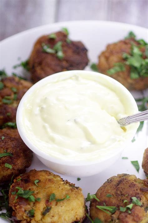 Homemade vegan tartar sauce is so easy to make, you will never have to search around or buy expensive vegan tartar sauce again! Homemade Tartar Sauce | The Gracious Wife