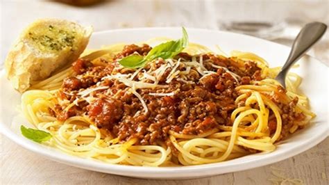 Spaghetti Bolognese | Recipes | Food Network UK