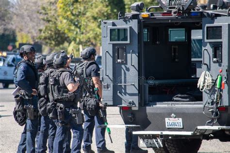 A Lapd Swat Team Responds To A Barricaded Gunman In Reseda Ca
