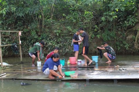 Cuci Dan Mandi Di Sungai Rutinitas Dilakukan Prajurit Satgas Tmmd