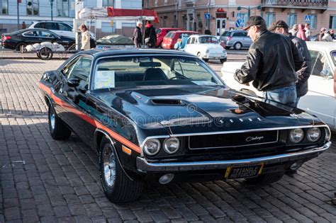 Ritirate la vostra auto a noleggio in finlandia e dedicate qualche giorno alle visita di helsinki, moderna città europea a misura d'uomo, con parchi, musei e locali notturni. Auto Helsinkis, Finnland Alter Dodge-Herausforderer ...