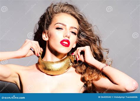 Süßes Junges Nacktes Mädchen Mit Goldenen Fischen Stockfoto Bild von gold lippen