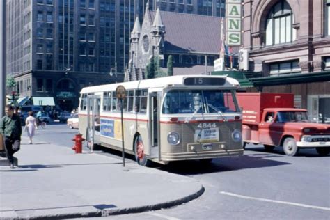 bus de la ligne 15 sur la rue sainte catherine ouest à l angle du square phillips 1964 photo