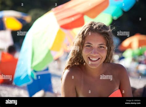 Jeune 14 15 Ans Bikini à La Plage Banque De Photographies Et Dimages à Haute Résolution Alamy