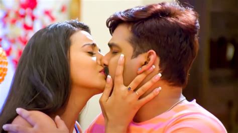 अक्षरा सिंह और पवन सिंह का यही वीडियो वायरल हो गया था Pawan Singh Akshara Singh Viral Kissing