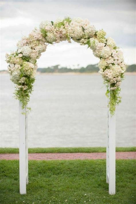 Une Arche Mariage Simple Et élégante Décoration De Feuillage Et De