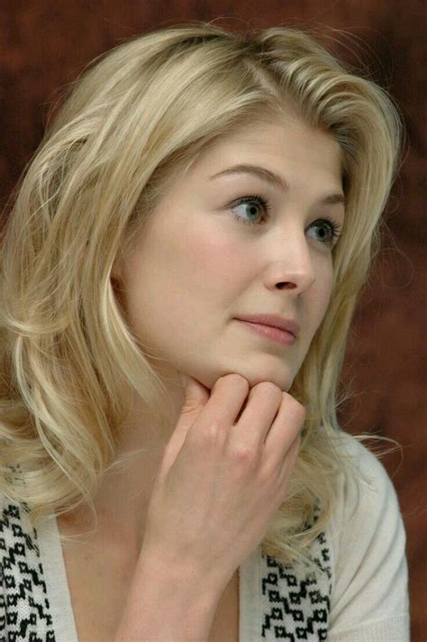 Pin By Anees Aarfeen On Gorgeous Rosamund Pike Rosamond Pike Beauty
