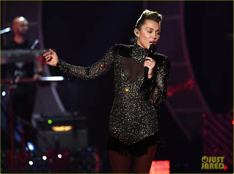 Photo Miley Cyrus Sparkles On Stage At Iheartradio Music Festival 09