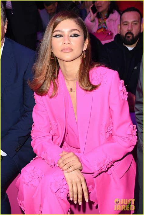 zendaya looks perfect in pink at valentino s show during paris fashion week 2022 photo 4716942