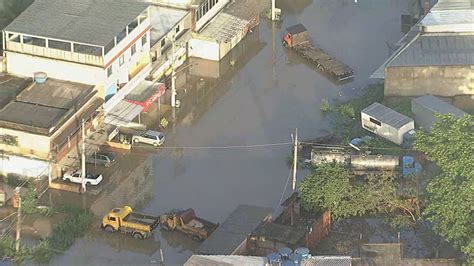 Vídeo Bairro de Duque de Caxias alaga após abertura de comportas de