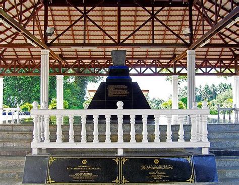 Pada tahun 1899, sebuah batu bersurat didalam tulisan jawi ditemui separuh tenggelam ditebing sungai tersat, kuala berang di. Pelancongan Terengganu: Memorial Batu Bersurat