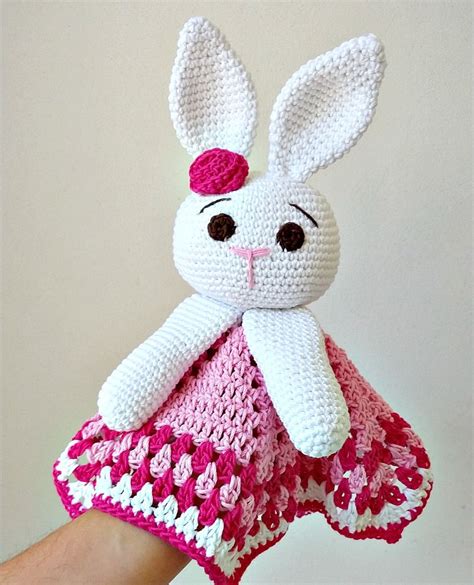¡vamos a tejer una coneja a crochet como manta de apego 🥰 qué tal siguiendo este patrón