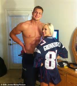 Nfl New England Patriots Star Rob Gronkowski Apologises After Posing