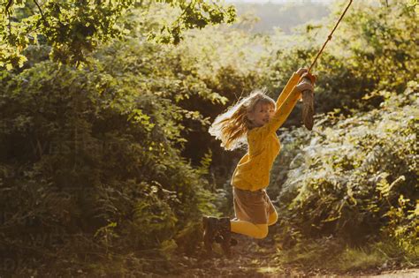 Little Girl Swinging On A Rope Swing Uk Lizenzfreies Stockfoto