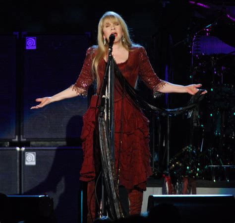 Stevie Nicks Sings Dreams As Fleetwood Mac Performs On Sunday March