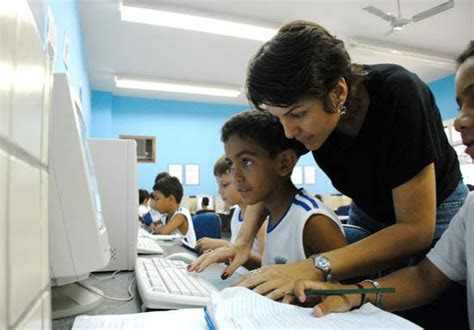 Novas Tecnologias na Educação A importância da Internet na Educação e