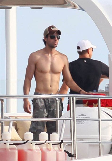 MALE CELEBRITIES Enrique Iglesias Goes Shirtless In Miami And We Only Could Go Wow
