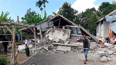 Deadly Indonesia Earthquake Leaves Hundreds Of Tourists Stranded On