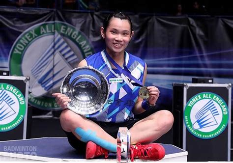 拉差諾·因達儂（泰語： รัชนก อินทนนท์ ，1995年2月5日 － ），泰國女子羽球運動員，專長單打項目。 她曾贏得2009年、2010年和2011年世青賽，成為世青賽第一位三連霸球員。 2013年奪得世界羽球錦標賽女子單打冠軍，為泰國羽球歷史上首位世界冠軍，也是世界羽球錦標賽歷史上最年輕. 戴資穎全英公開賽封后 台灣第一人 - 中時電子報