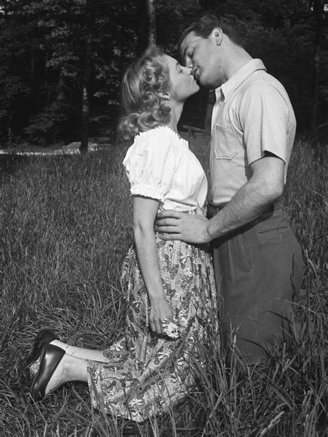 10 Things That Make It So Easy To Stay Close Vintage Couples Old Fashioned Love Kissing Couples