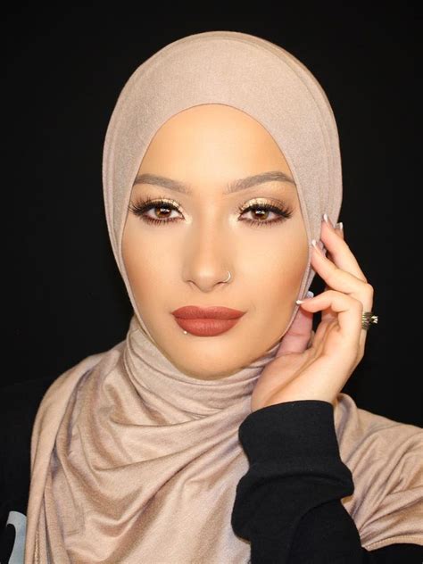 Muslim Beauty Blogger Nura Afia Is Covergirl S Newest Ambassador Allure