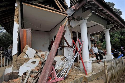 4 Dead After Quake Hits Off Indonesias Java Island Cbc News