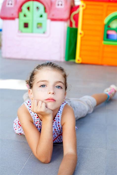 Petite Fille Se Trouvant Sur Le Plancher De Studio Photo Stock Image