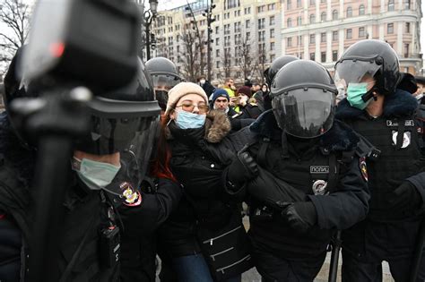 Over 3 400 Arrested At Russia Protests Demanding Alexey Navalny S Release Cbs News