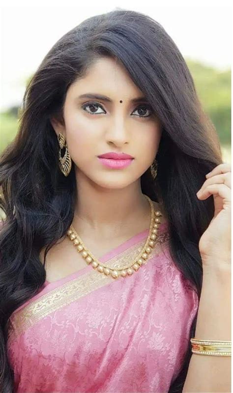 Indian women, though a bit tanned and traditional, score high as far as the beauty quotient is it is on city, where you get to see beautiful yet traditional women. Pin on BEAUTYFUL INDIAN GIRLS