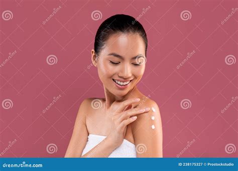 Naked Asian Lady With Body Lotion On Her Shoulder Stock Image Image Of Moisturizer Chinese