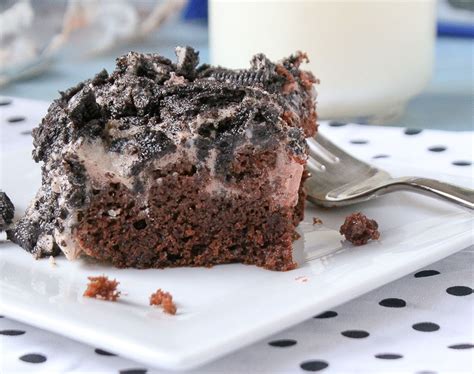 Cookies and cream pudding is absolutely yummy on it's own but when you poke it in a chocolate cake the yumminess is kicked to a whole other level. Oreo Pudding Poke Cake | Delicious desserts, Dessert ...