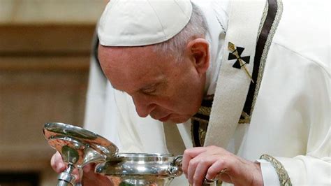 Padahal, berdasarkan aturannya, hal ini tidak perlu dilakukan. Paus Fransiskus Pimpin Kamis Putih di Vatikan - Foto Tempo.co