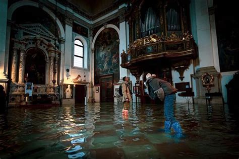 Photographer Captures Eerie Images Of Venice Underwater Petapixel