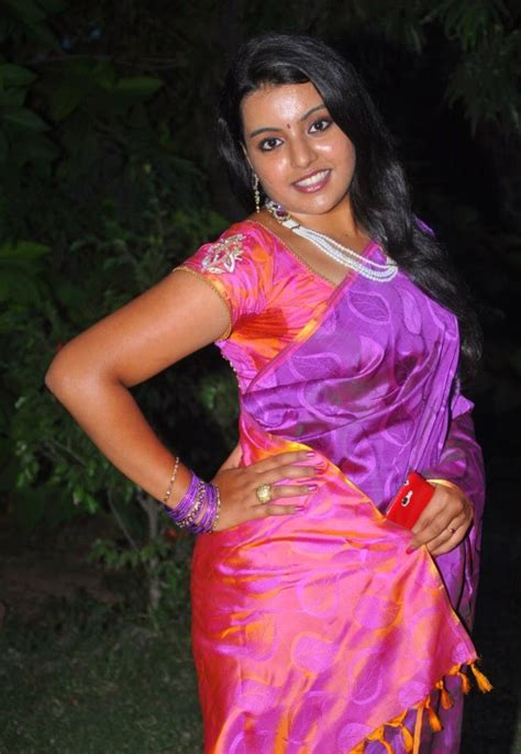 Tamil Busy Aunty Actress Divya Nagesh Spicy Saree Showing Naked Back Curves Big Bulging Boobies