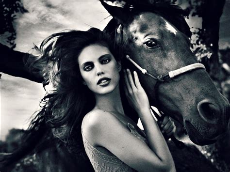Emily Didonato Model Alb Femeie Black Horse Woman Cal Negru