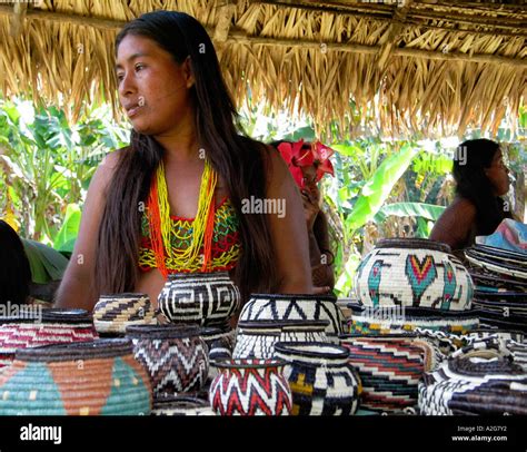 Panamá Mujer Indígena Embera Wounan Y Cestas En Fiesta En La Aldea Fotografía De Stock Alamy