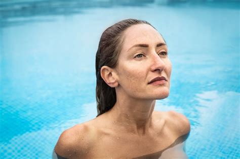 Hermosa Mujer Nadando Desnuda En Una Piscina Foto Premium