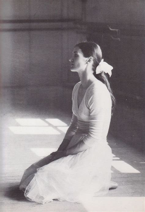 Milanese doc, classe 1936, è uno dei simboli della danza mondiale.il suo nome e la sua carriera. young Carla Fracci in rehearsal | Danza