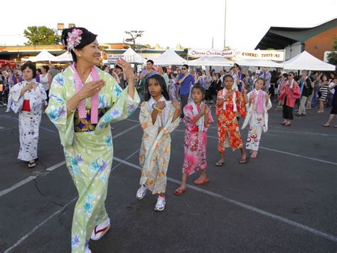 Dance Steps JAPANESE BON ODORI DANCE IN THE JAPANESE COMMUNITY