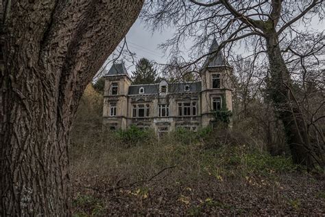 photographer seph lawless visited america s 13 most haunted houses for her book hauntingly