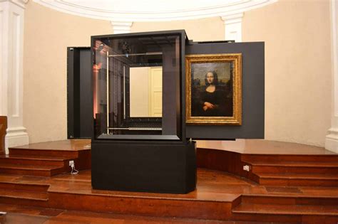 Early Mona Lisa Traveling Case And Showcase